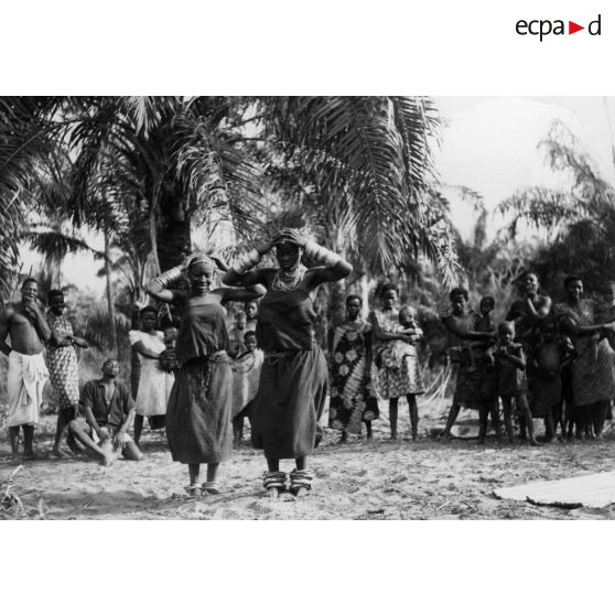 République populaire du Congo, Tchikoumbi, 1942. Danse de jeunes filles Bavili (Loango), à la recherche d'un mari.