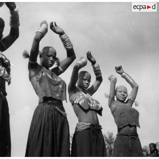 République populaire du Congo, Tchikoumbi, 1943. Danseuses Bavili (Vili), à la recherche d'un mari.