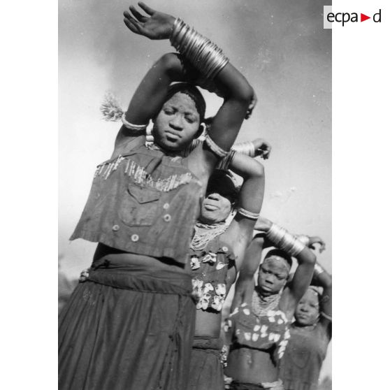 République populaire du Congo, Tchikoumbi, entre Pointe-Noire et M'vouti, 1942. Danse de jeunes filles Bavili (Loango), à la recherche d'un mari.