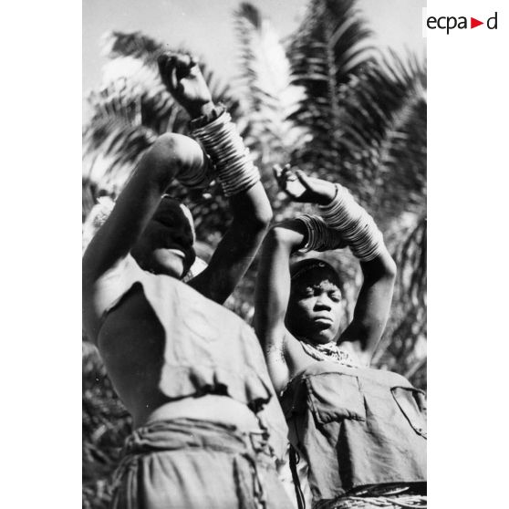 République populaire du Congo, Tchikoumbi, 1942. Danse de jeunes filles Bavili à la recherche d'un mari.