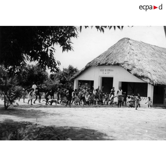 République populaire du Congo. Ecole de Kinkala entre Brazzaville et Mindouli.