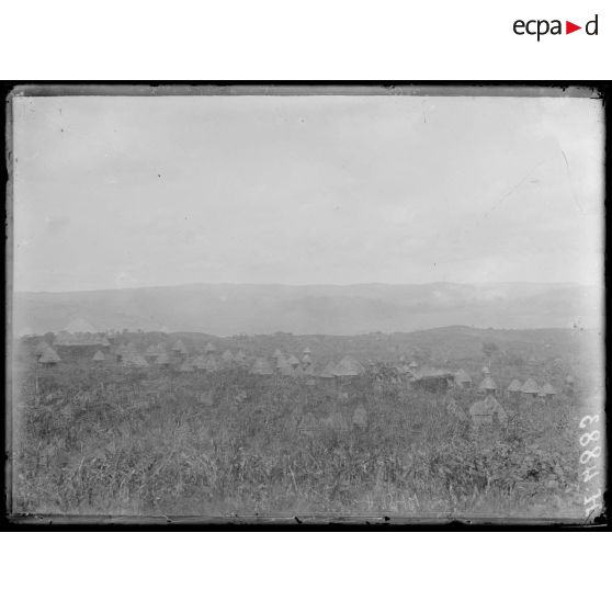 Foumban. Vue générale vers le quartier du sultan. [légende d'origine]