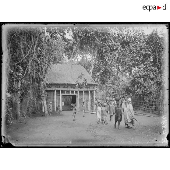 Foumban. Porte d'entrée du village. [légende d'origine]