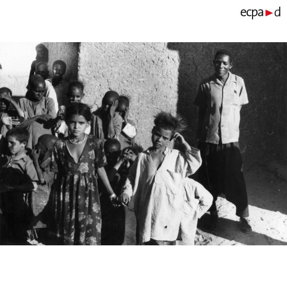 République du Niger, In Gall, 1957. Ecoliers et leur instituteur.