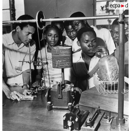 République du Niger, Niamey, 1970. Enseignement secondaire. Laboratoire.