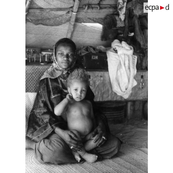 République du Niger, village de Toudou (Agades), 1957. Femme Targuiabouzou et enfant métis.