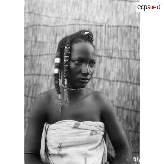 République du Niger. Coiffure de femme Peul.