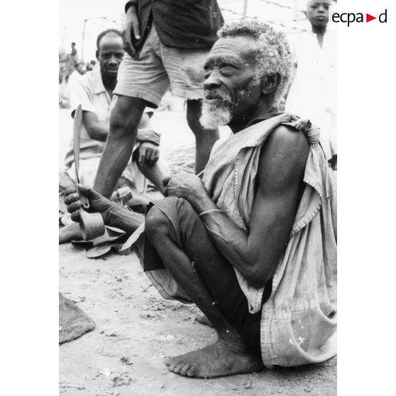 République Rwandaise, 1970. Vieux forgeron au marché de Gitarama.