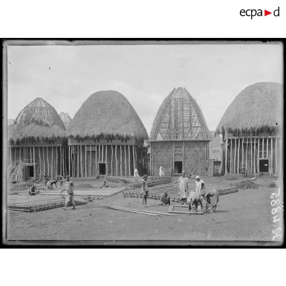 Foumban. Le nouveau quartier des femmes en construction. [légende d'origine]