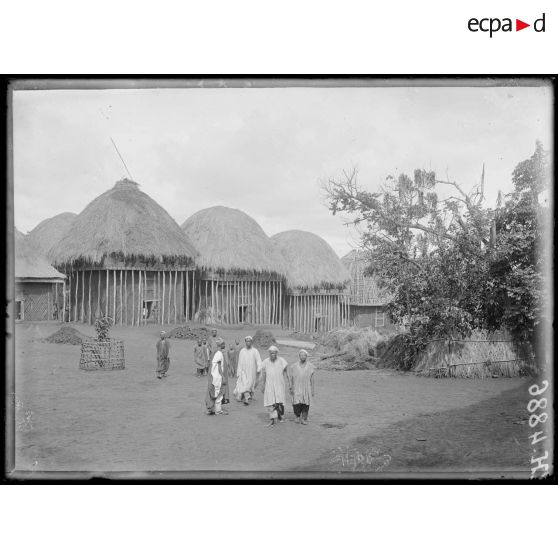 Foumban. Un coin du village. [légende d'origine]