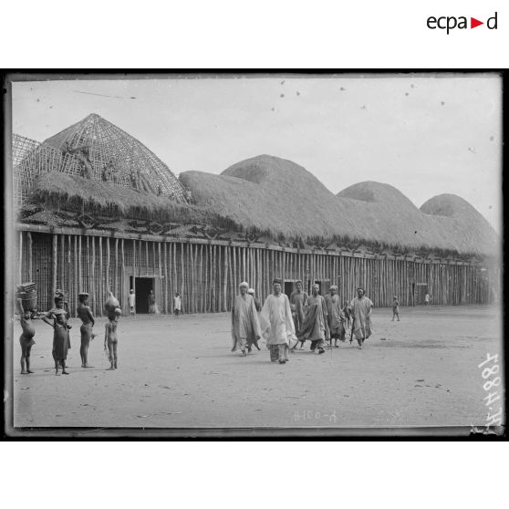 Foumban. Entrée du quartier du sultan. [légende d'origine]