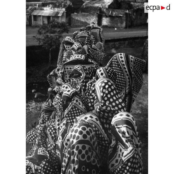 Archipel des Comores, Anjouan, 1955. Femmes sur les terrasses.