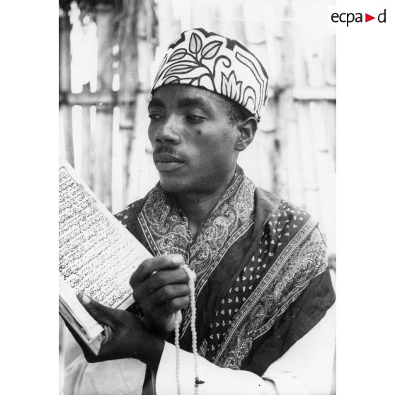 Archipel des Comores, 1955. La lecture du Coran.