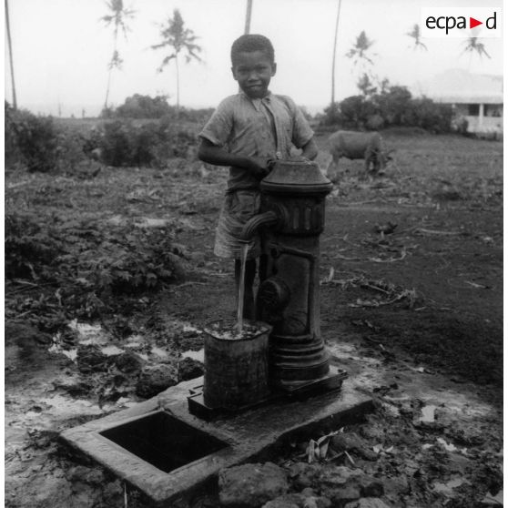 Archipel des Comores, Anjouan, 1956. Mutsamudu. Adduction d'eau (FIDES).