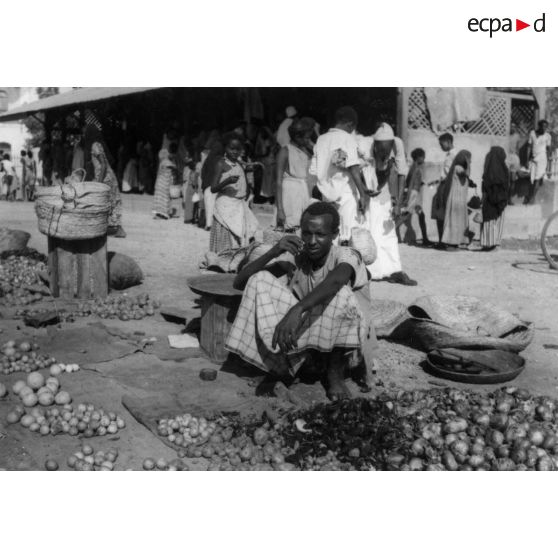 Djibouti, 1949. Territoire français des Afars et des Issas. Djibouti. Marché Place Arthur Rimbaud.