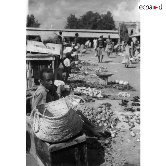 Djibouti, 1949. Territoire français des Afars et des Issas. Djibouti. Marché Place Arthur Rimbaud.