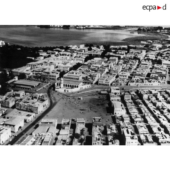 Djibouti, territoire français des Afars et des Issas, 1965. Djibouti. La Place Rimbaud.