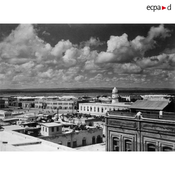 Djibouti, territoire français des Afars et des Issas. Djibouti. La Grande Mosquée et les salines.