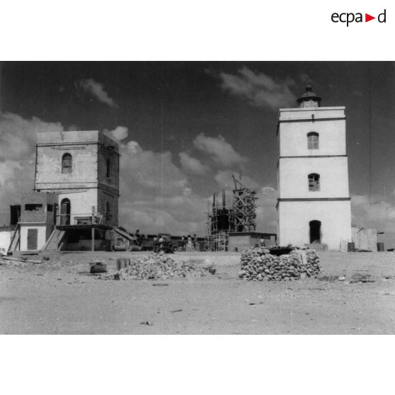 Djibouti, territoire français des Afars et des Issas, 1949. Le nouveau et l'ancien phares de Ras Bir.