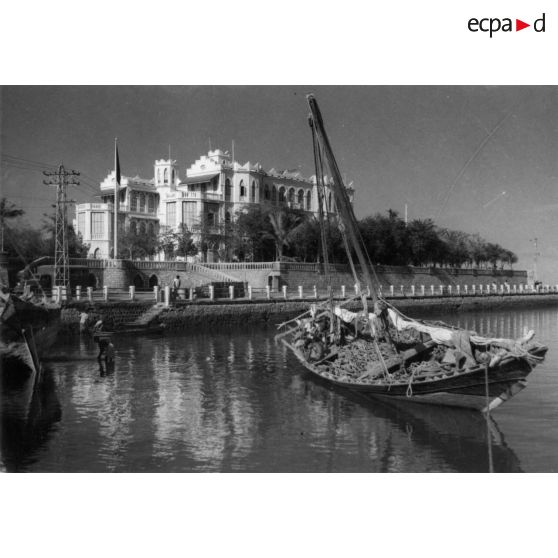 Djibouti, territoire français des Afars et des Issas, 1949. Djibouti. Le Palais du haut commissaire de la République.