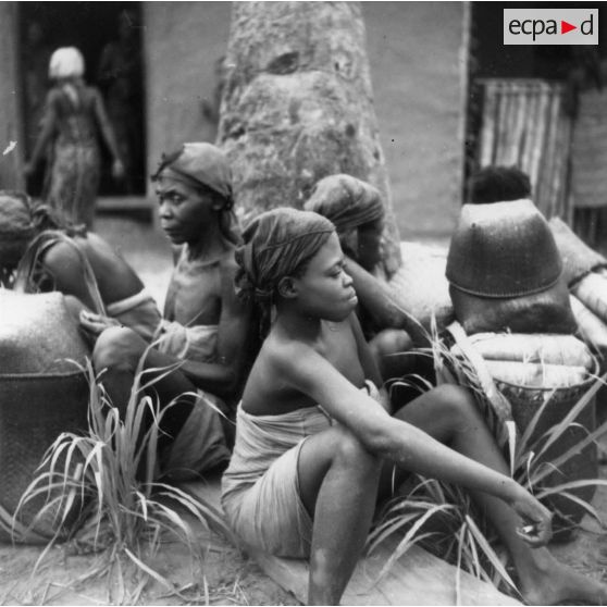 République Gabonaise, Lébamba, 1944. Femmes Bandjabi (Bakota) vendant du manioc.