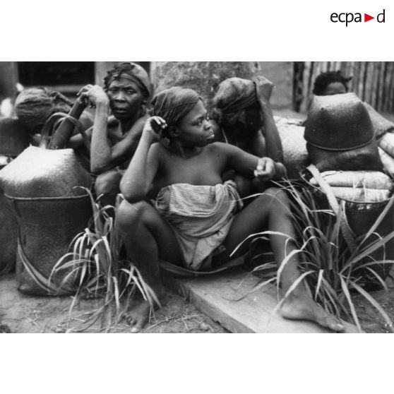 République Gabonaise, Lébamba, 1944. Marchandes Bandjabi.