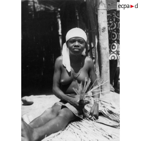 République Gabonaise, 1944. Jeune fille Bapounou.