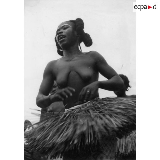 République Gabonaise, 1949. Danseuse Bapounou.