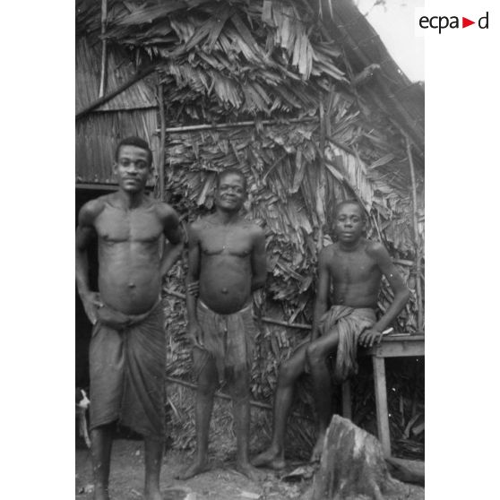 République Gabonaise, 1943. Groupe de Pygmées.