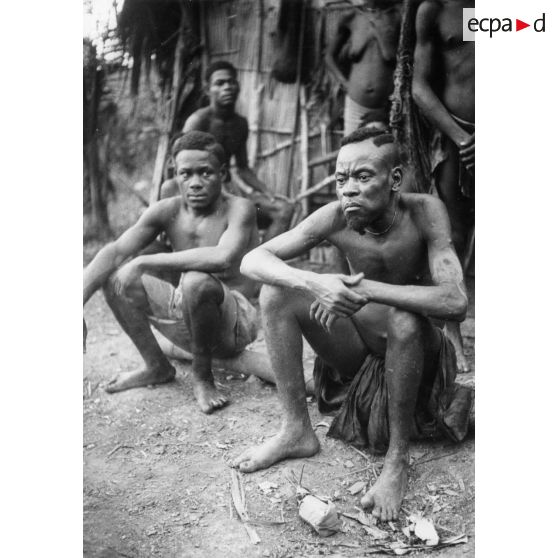 République Gabonaise, Bongolo, 1944. Groupe de Pygmées.