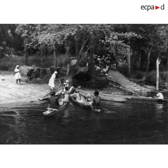 République Gabonaise, Lambaréné, 1943. L'embarcadère de l'hôpital Schweitzer sur l'Ogooué.