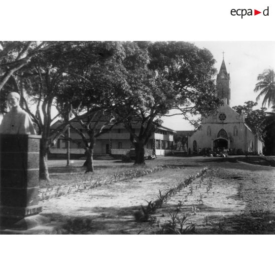 République Gabonaise, Libreville, mai 1952. Eglise Sainte-Marie. Au 1er plan à gauche, buste de Mgr Bessieux par le sculpteur Jonchères.