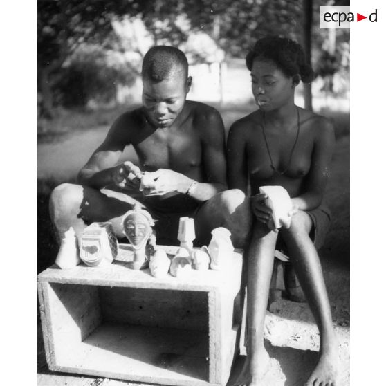 République Gabonaise, région de M'bigou, 1943. Sculpteur d'objets en pierre.