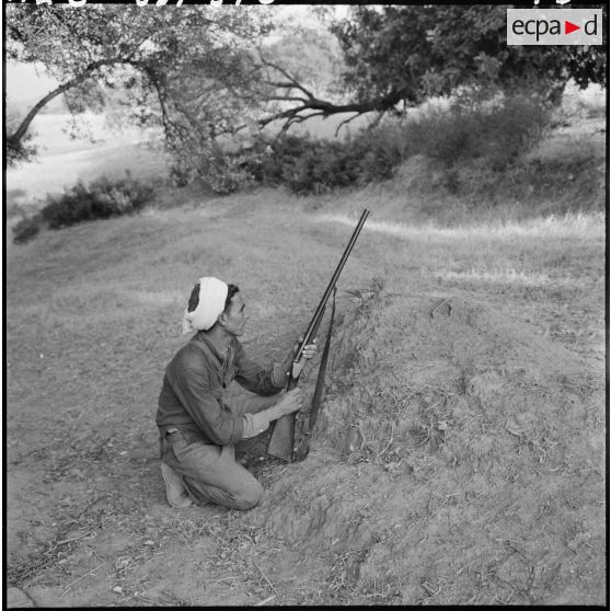 Portrait d'un membre du groupe d'auto-défense de Taliouine, située dans la région de Palestro, à l'affût en pleine montagne.