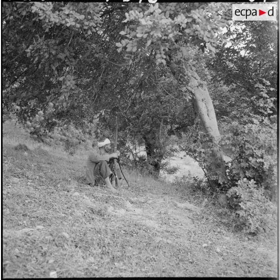 Portrait d'un membre du groupe d'auto-défense de Taliouine, située dans la région de Palestro, à l'affût en pleine montagne.