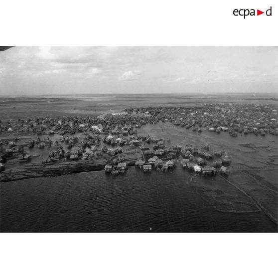 République du Dahomey, Ganvie, 1968. Le village lacustre.