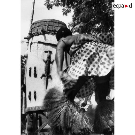 République du Dahomey, environs de Porto-Novo, 1960. Joueur de tam-tam.