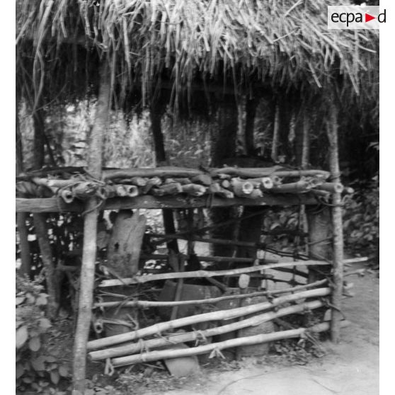 République du Dahomey, village de Dekin Ouéddé, 1956. Un autel familial.