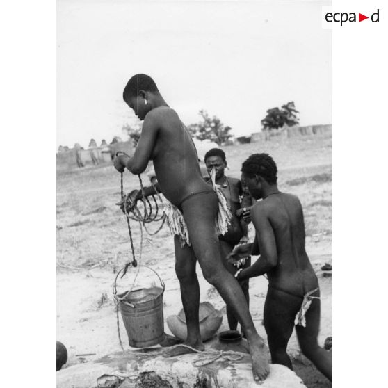 République togolaise, pays Tamberma, 1954. Femmes Losso au puits.