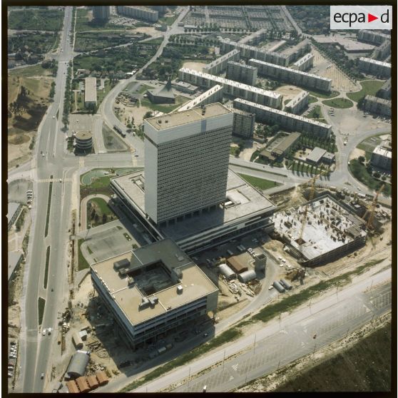 Nanterre (92). Gros plan sur la préfecture des Hauts-de-Seine.