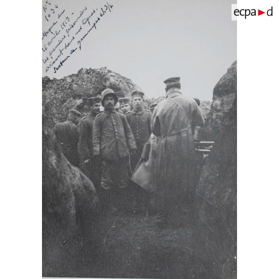 N° 1030. Attaque du 16 avril 1917. Les premiers prisonniers arrivent dans nos lignes. Secteur de Jemmapes 6 h 3/4. [légende d'origine]