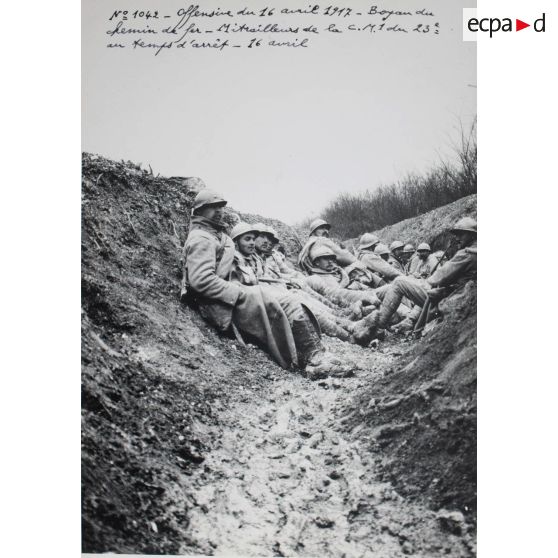 N° 1042. Offensive du 16 avril 1917. Boyau du chemin de fer. Mitrailleurs de la C.M.1 du 23e au temps d'arrêt. 16 avril [1917]. [légende d'origine]