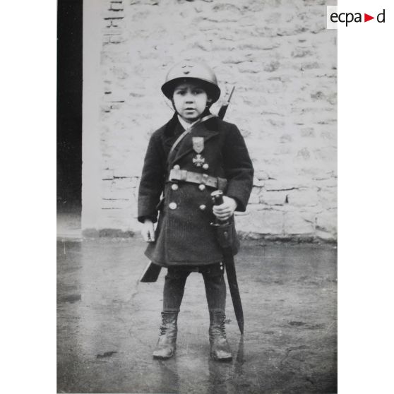 N[umér]o 879. Chessy les Mines. 7 janvier 1917. Joseph n'a pas l'air d'apprécier l'uniforme militaire |...]. [légende d'origine]