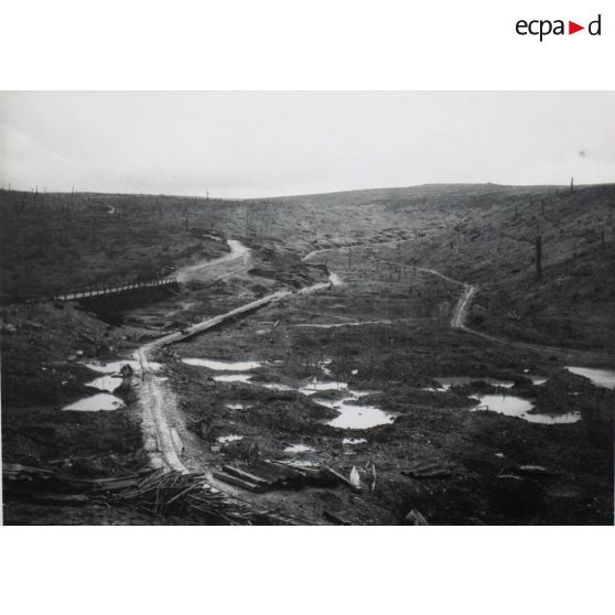 N[umér]o 1266. Verdun. Carrefour du Chauffour au fond Douaumont. 13 octobre 1917 11 h. Sans soleil sombre [...] [légende d'origine]