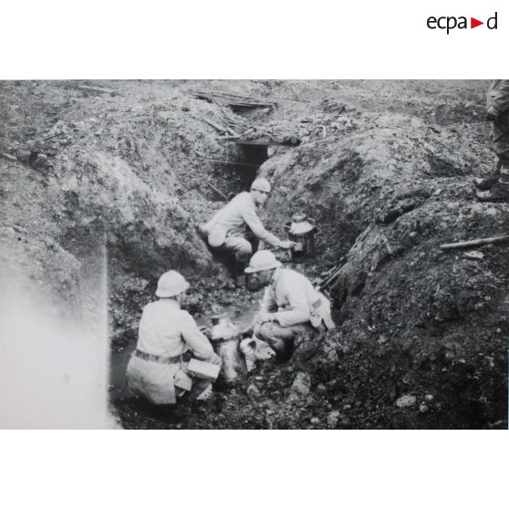 1270. Verdun. Bois des Chambrettes. Corvée d'eau. 16 oct[obre] 1917. [légende d'origine]