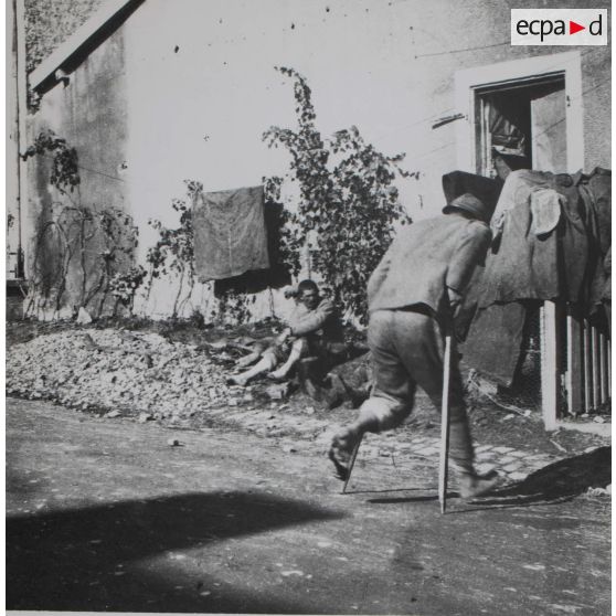 1283. Belleville. Un de la 3e C[ompagn]ie qui a perdu ses souliers dans la boue. 17 octobre 1917. [légende d'origine]