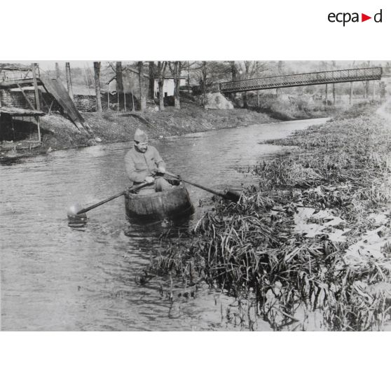 1352. Pont d'Hénaménil. Le U.23. 19 janv[ier] 1918. [légende d'origine]