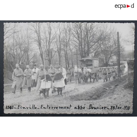 1381. Einville. Enterrement abbé Bouvier. 28 fév[rier] 1918. [légende d'origine]