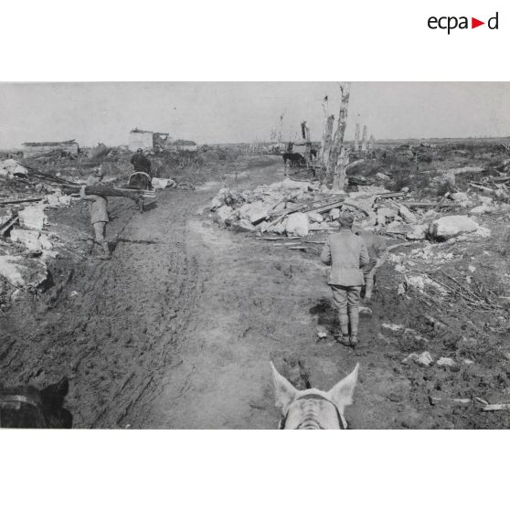 1560. St Julien. Le village. 1er oct[obre] 1918. [légende d'origine]