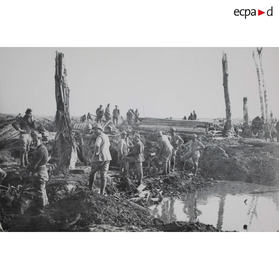 1561. S[ain]t Julien. Carrefour. 1er octobre 1918. [légende d'origine]